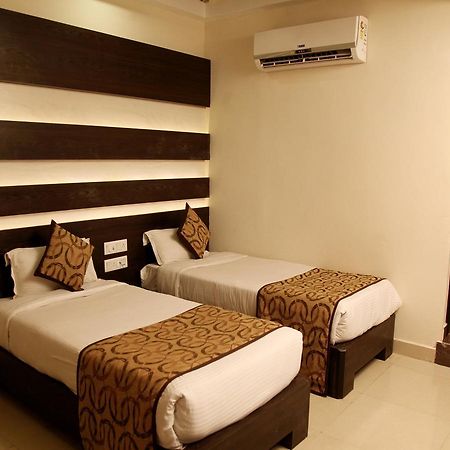 Oyo 905 Galaxy View Hotel Allāhābād Junction Exterior foto